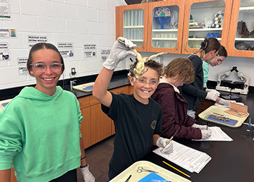 sidebargraphic_HelpfulResources Two happy students in the science lab