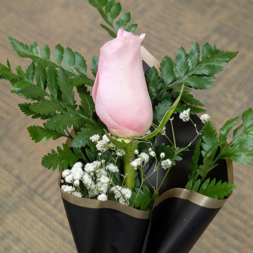A single pink rose arrangement