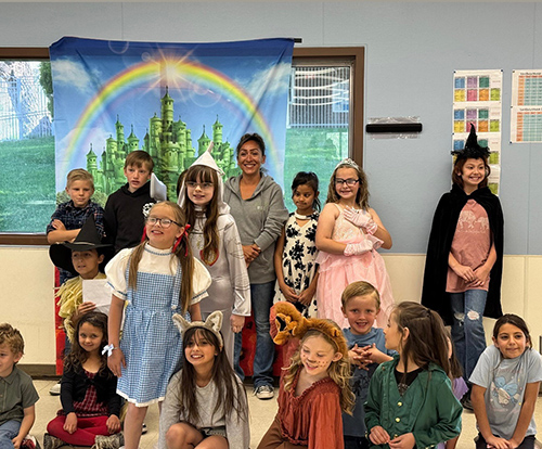 Cast of The Wizard of Oz posing for a picture